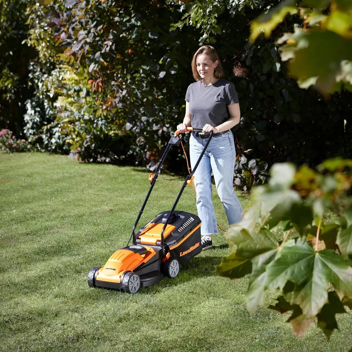 1200W 32CM Electric Lawnmower with Rear Roller - Image 2