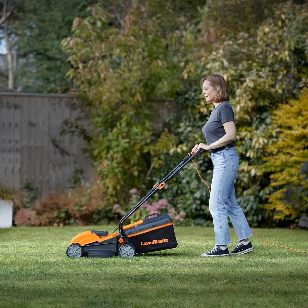 1200W 32CM Electric Lawnmower with Rear Roller - Image 4