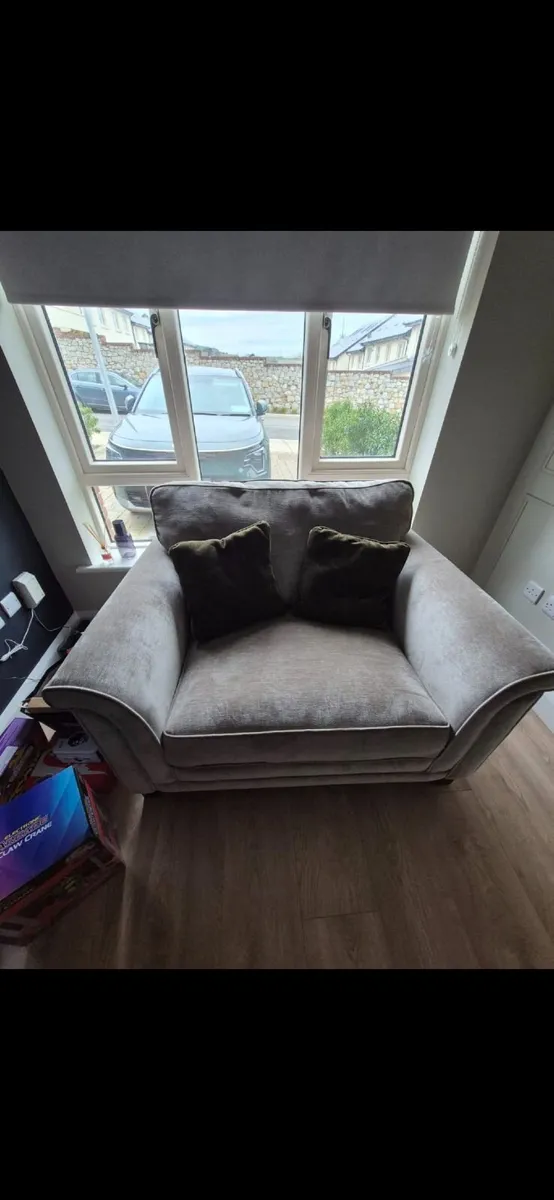 4 seater sofa and cuddle chair - Image 1