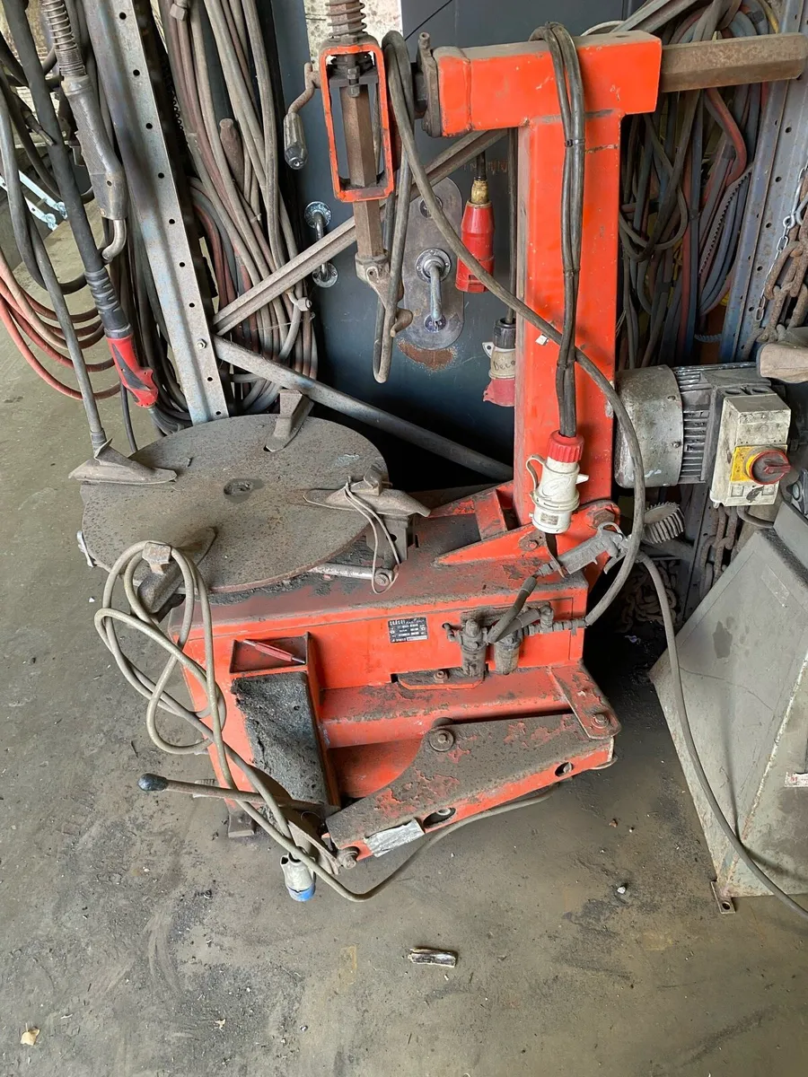An industrial tyre changing machine - Image 1
