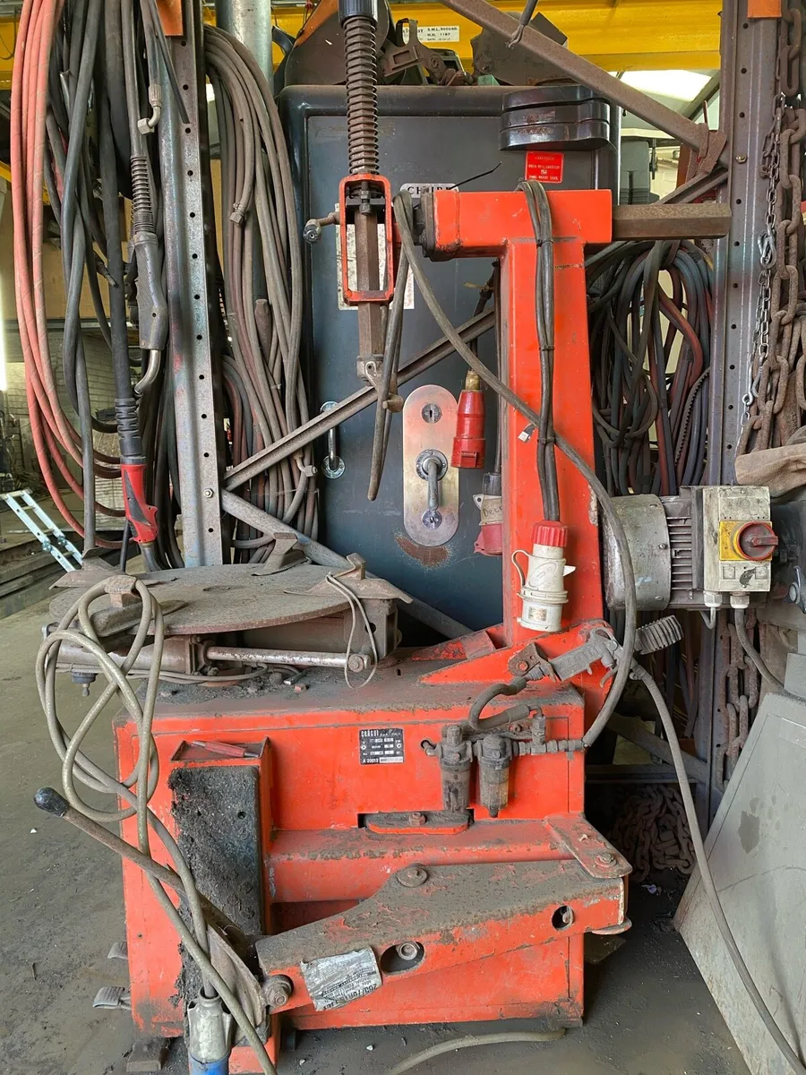 An industrial tyre changing machine - Image 2