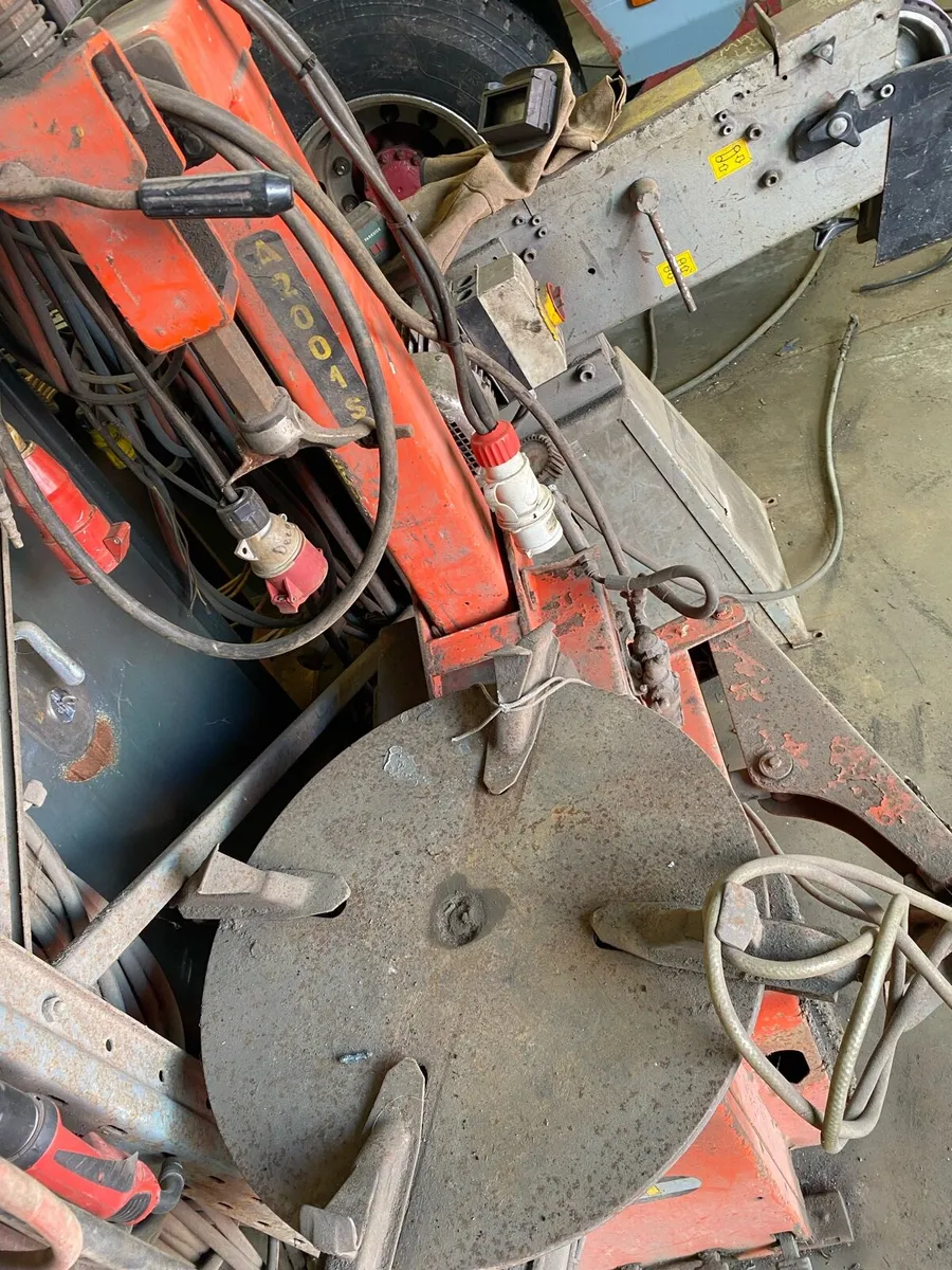 An industrial tyre changing machine - Image 3