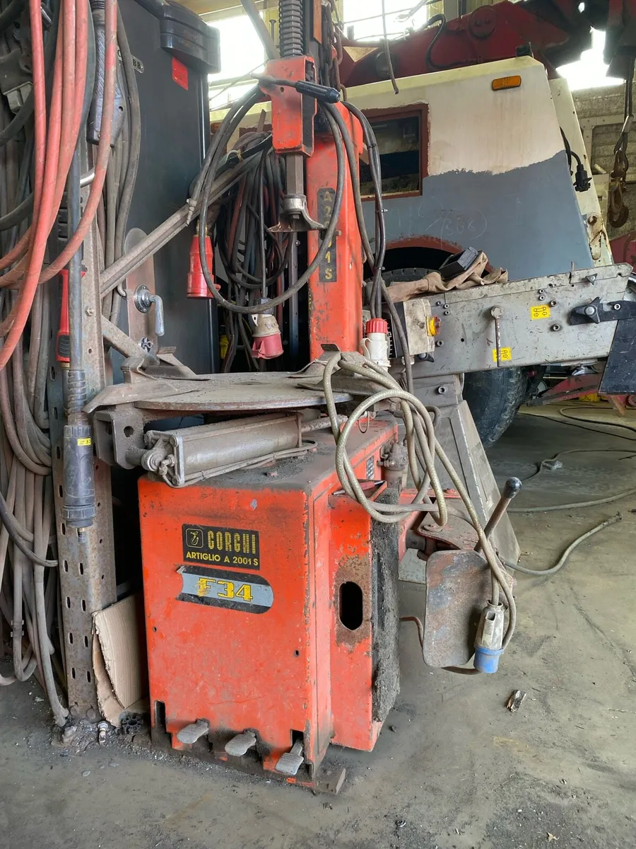 An industrial tyre changing machine - Image 4