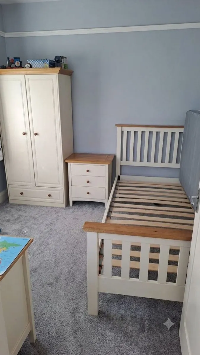 Furniture 3 piece bedroom set - Image 4