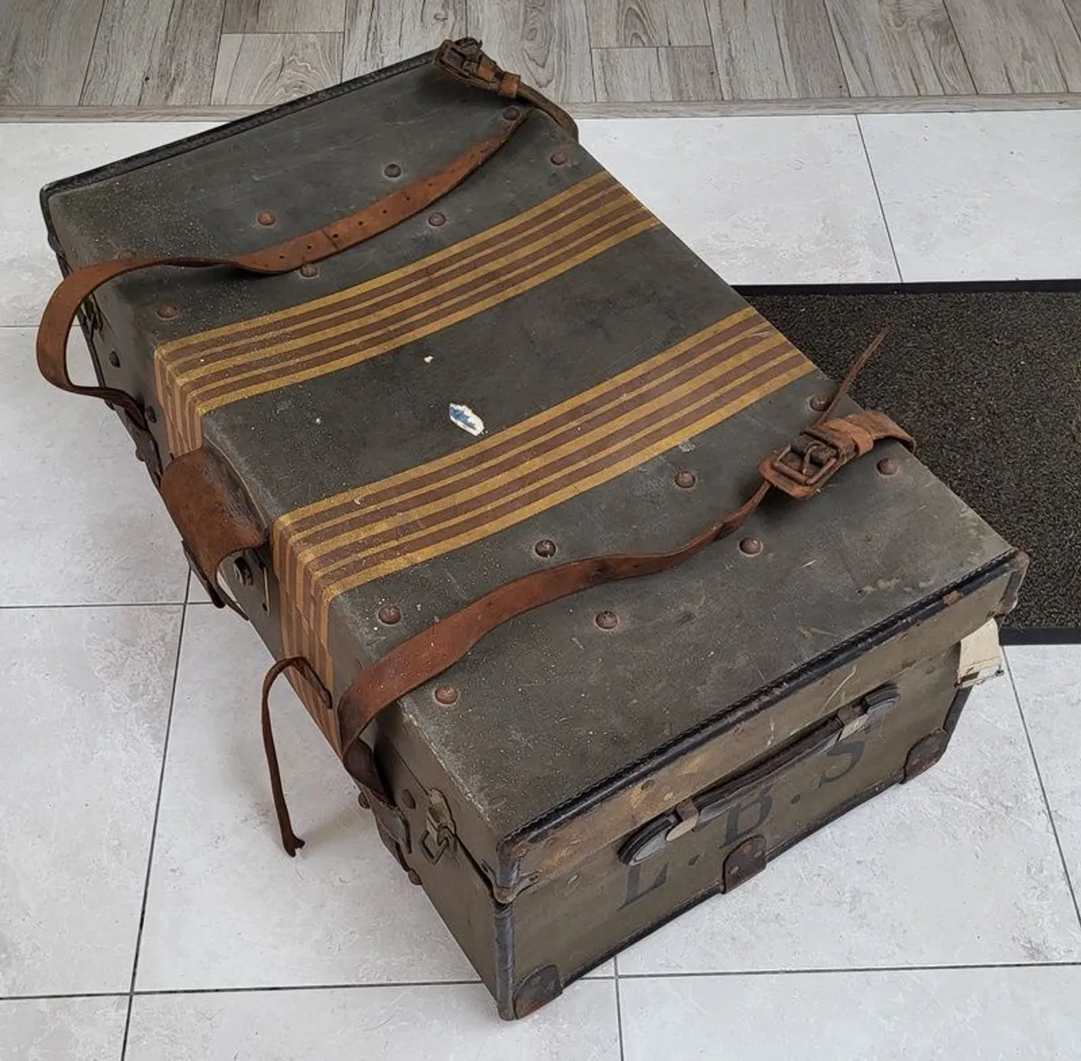 Large antique travel trunk - vintage storage - Image 1