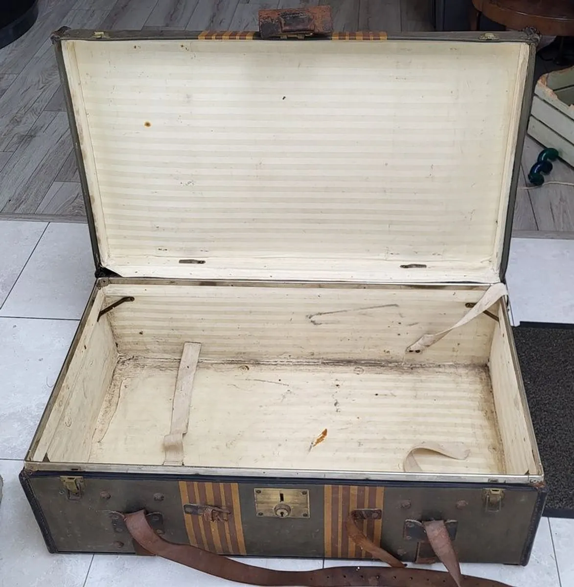 Large antique travel trunk - vintage storage - Image 2