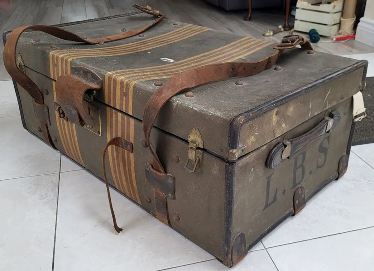 Large antique travel trunk - vintage storage - Image 3
