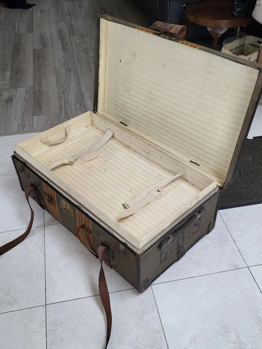 Large antique travel trunk - vintage storage - Image 4