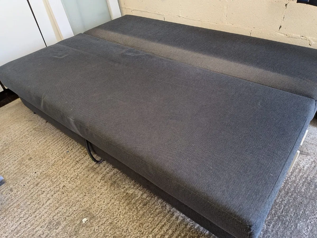 Couch  pull out - Image 2