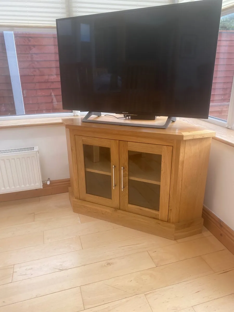 Sony Smart TV 44’ & Oak TV Unit - Image 1