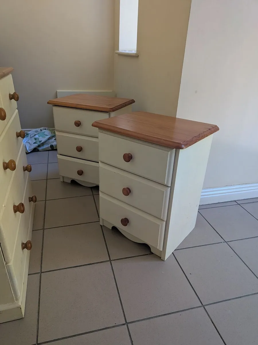 Chest of drawers and 2 matching lockers - Image 1