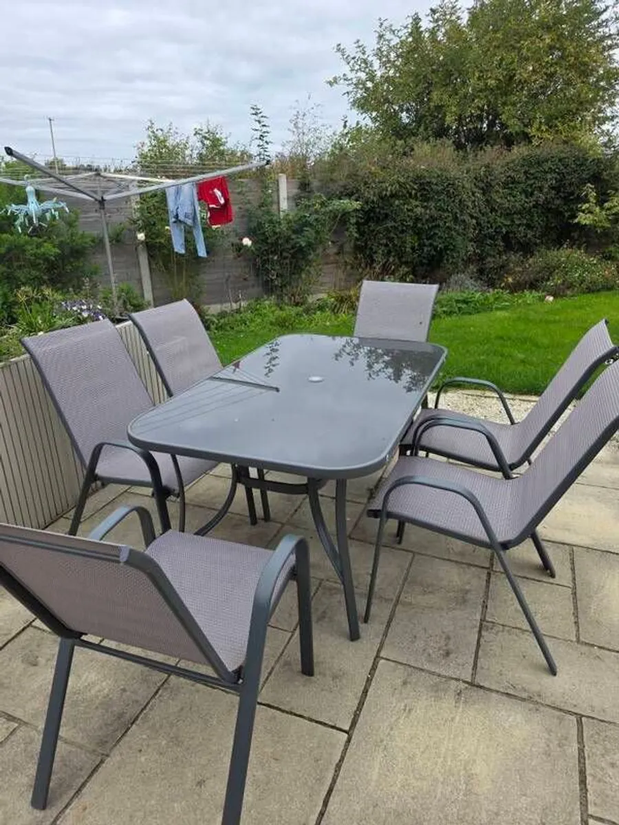 6 seater patio dining set - Image 1