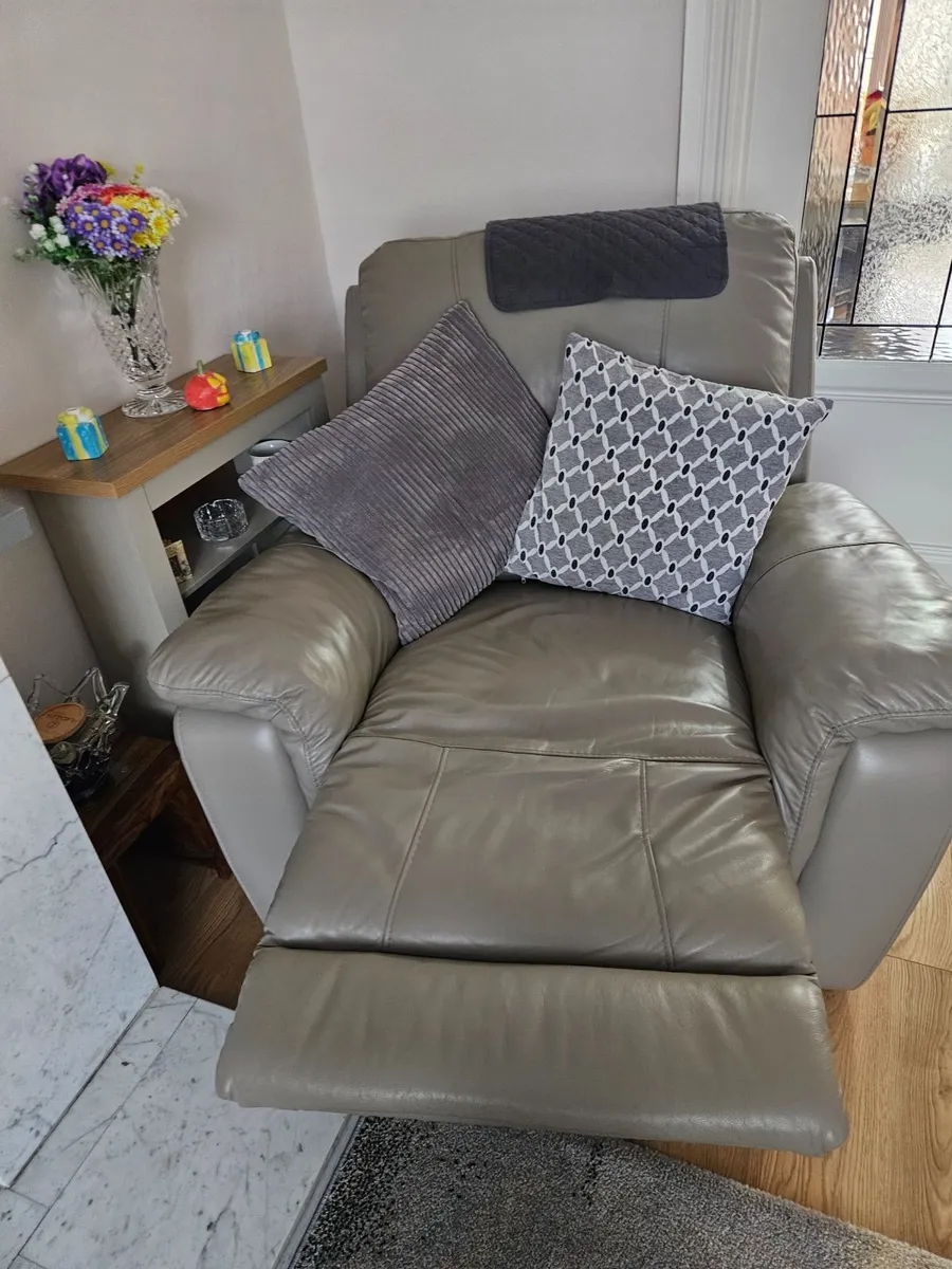 2 recliner chairs - Image 3