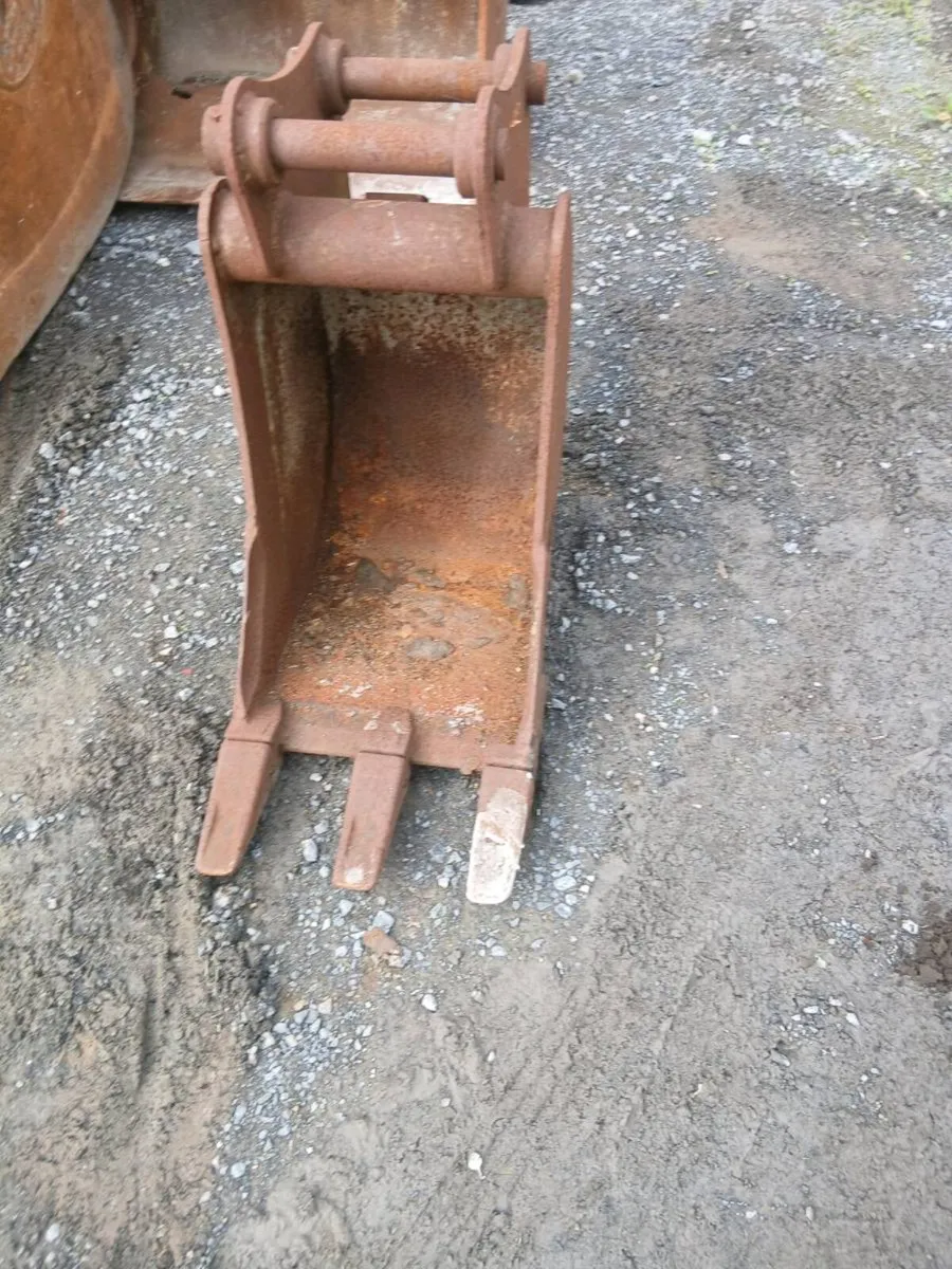 18 inch bucket to suit 6t Digger - Image 1