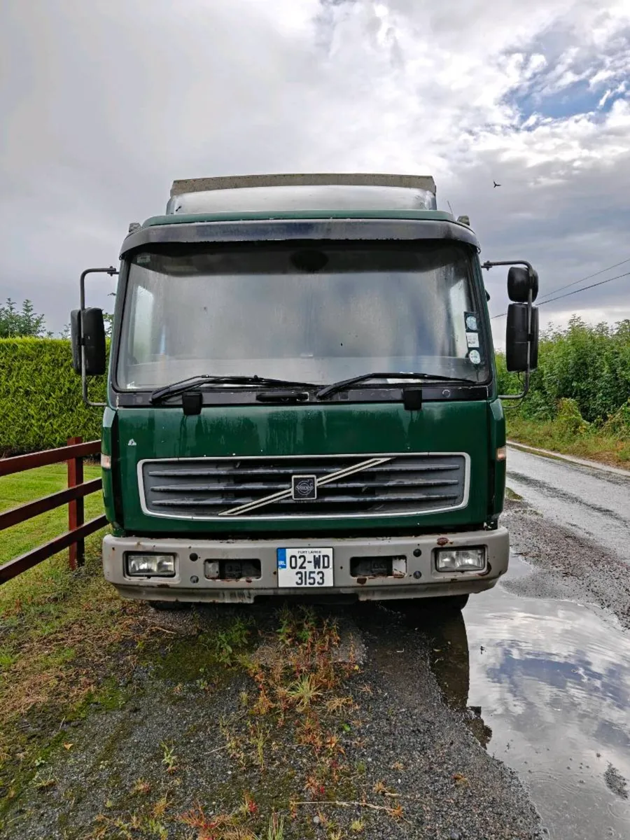 Volvo FL6 cattle truck - Image 2