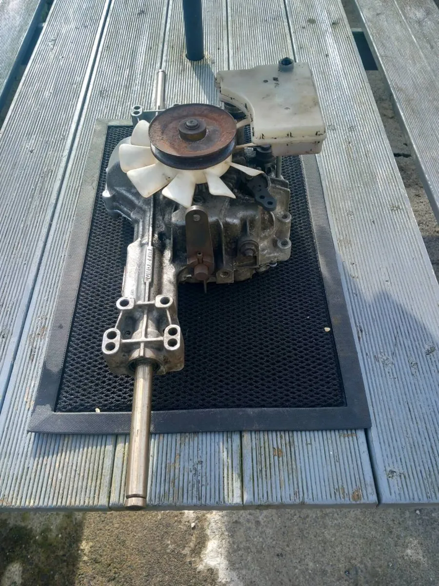 John deere LR135 hydrostatic transmission - Image 2