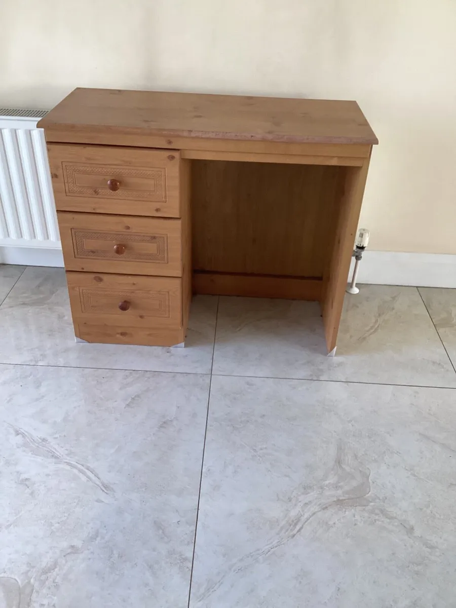 Microwave, desk with 3 drawers and toaster - Image 2