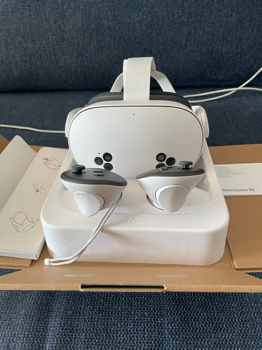 Meta quest 3S VR headset - Image 1