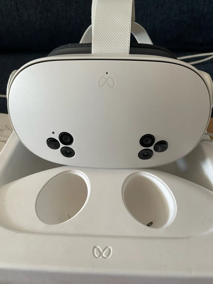 Meta quest 3S VR headset - Image 2