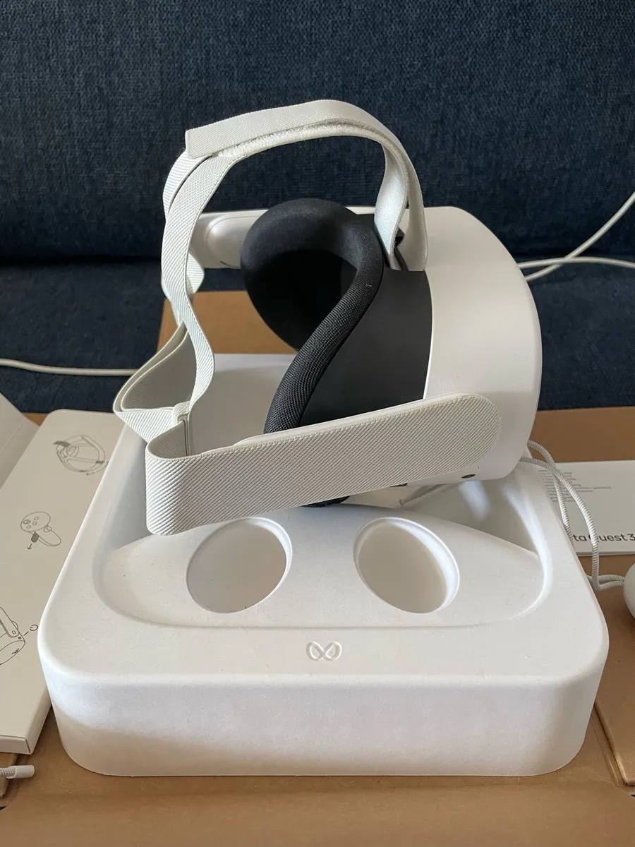 Meta quest 3S VR headset - Image 3