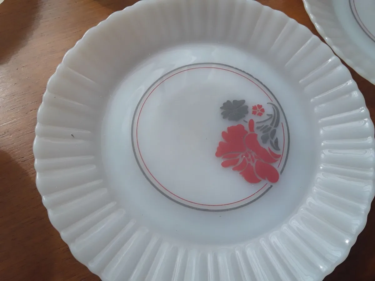 Three lovely dinner plates to small ones - Image 3