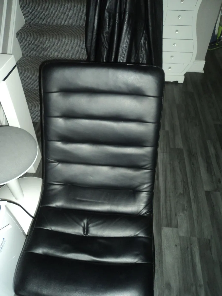 Swivel chair with footstool - Image 2