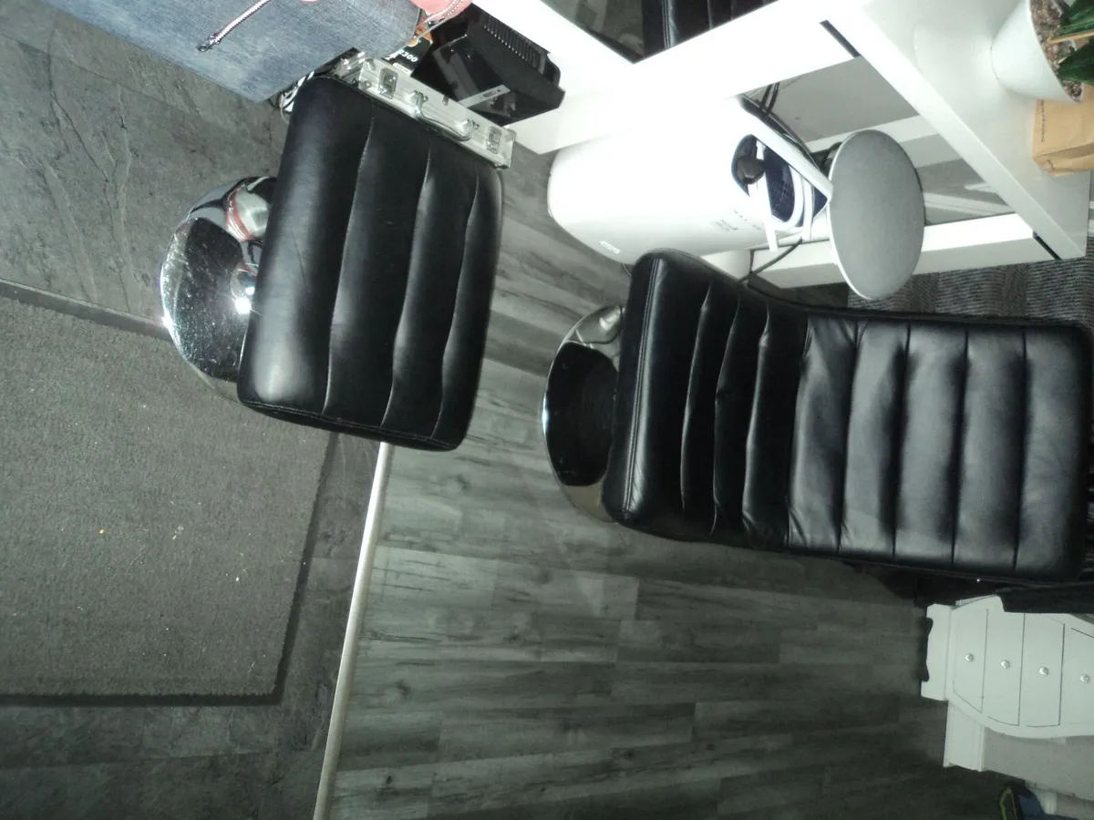 Swivel chair with footstool - Image 3