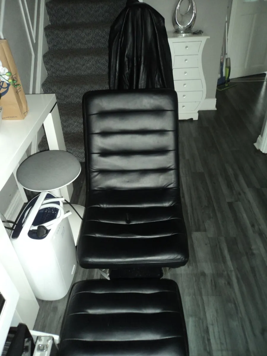 Swivel chair with footstool - Image 1
