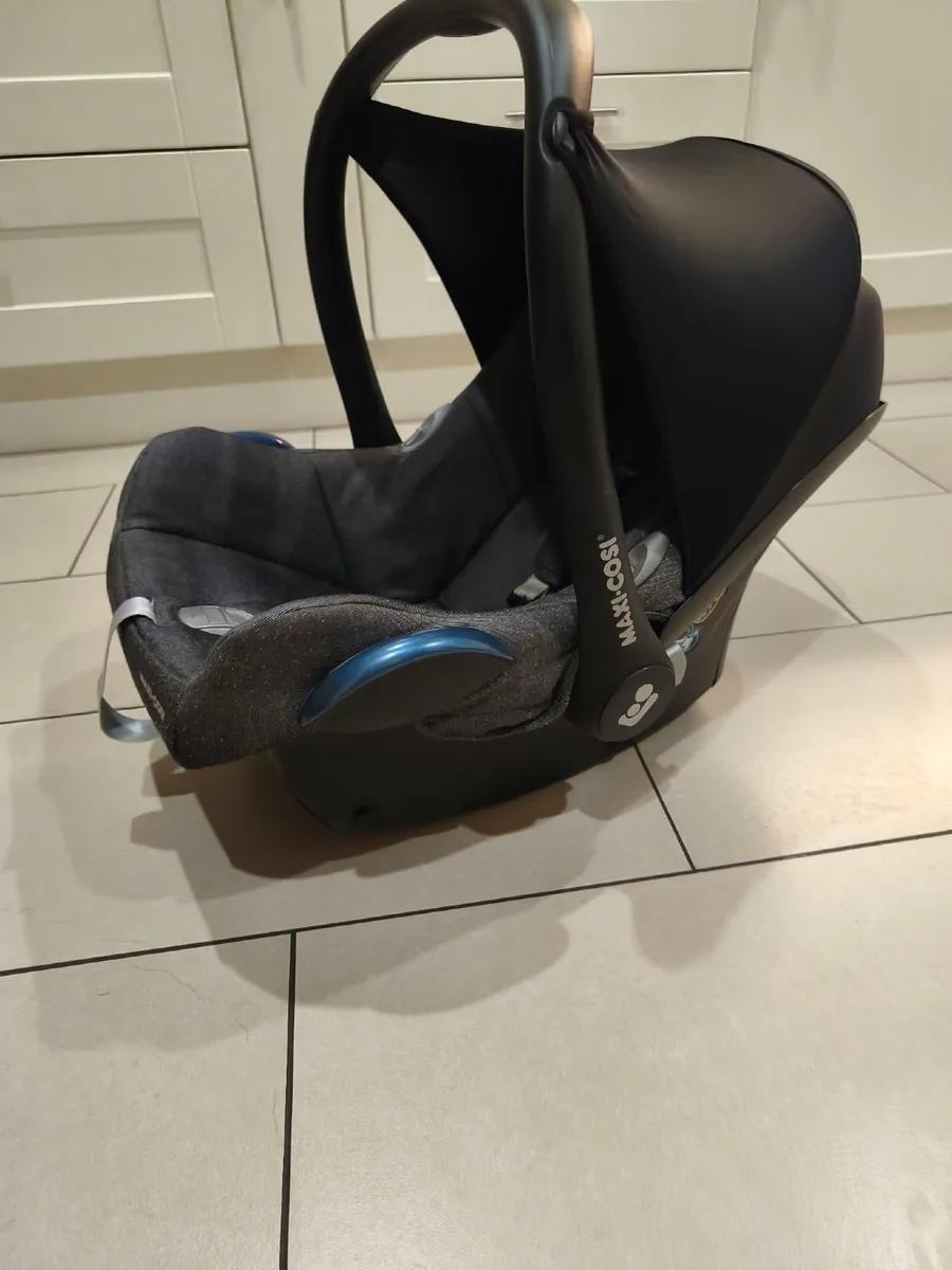 Maxi Cosi CabrioFix Car Seat and Isofix Base - Image 1
