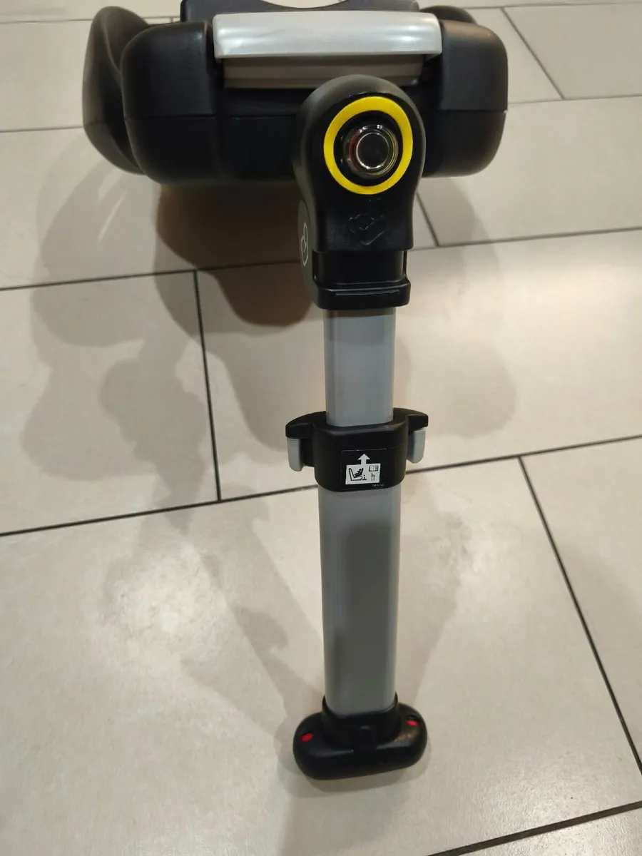 Maxi Cosi CabrioFix Car Seat and Isofix Base - Image 4