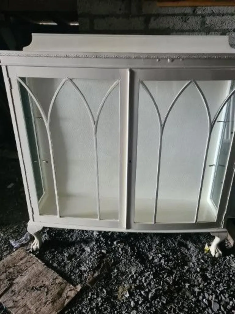 Display unit for fine items like porcelain or drin - Image 1