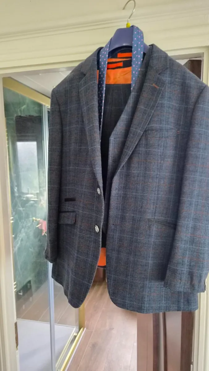 Mens Suit - Image 1