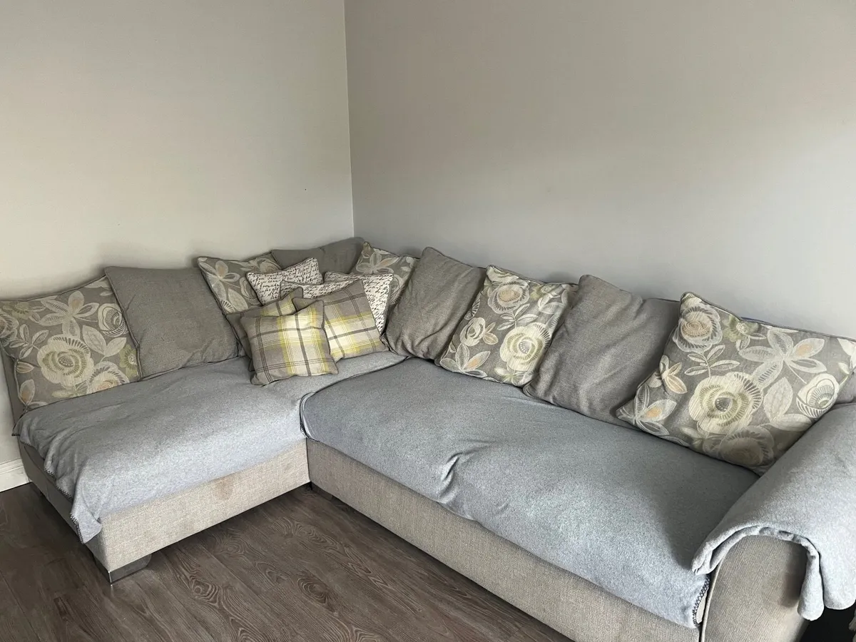 Suite of furniture - Image 1