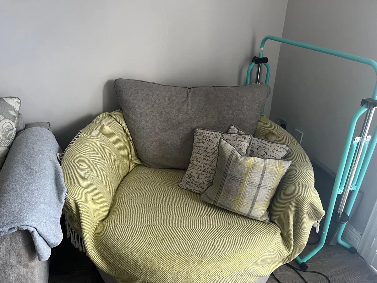 Suite of furniture - Image 2