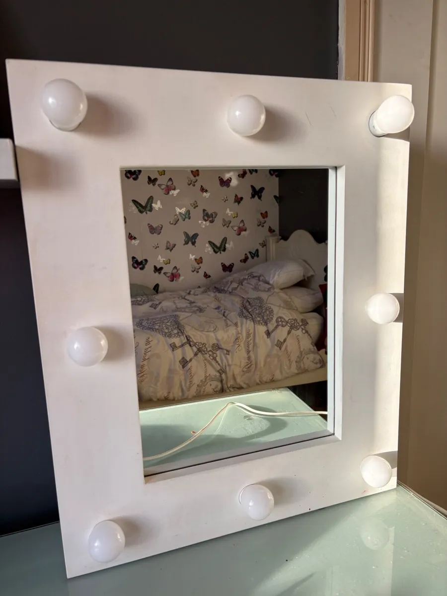 Hollywood-style vanity mirror with built-in lights - Image 2