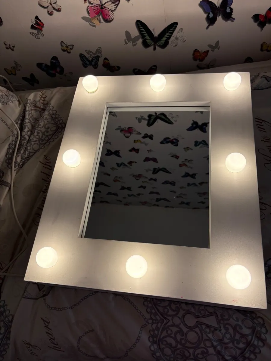 Hollywood-style vanity mirror with built-in lights - Image 3