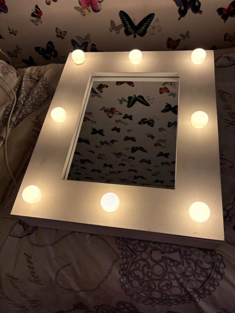 Hollywood-style vanity mirror with built-in lights - Image 4