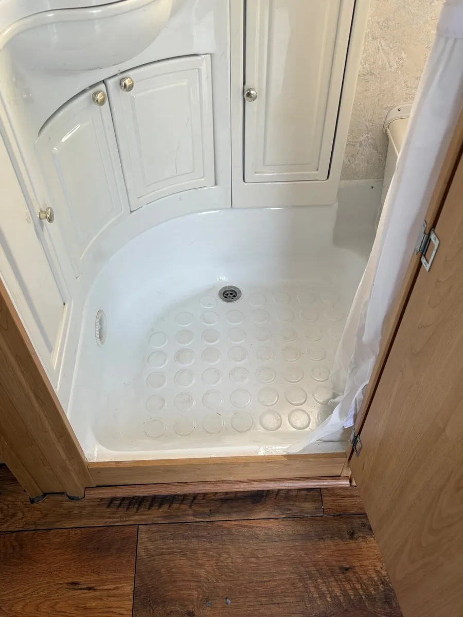Lunar 163 4 Berth Caravan - Image 4