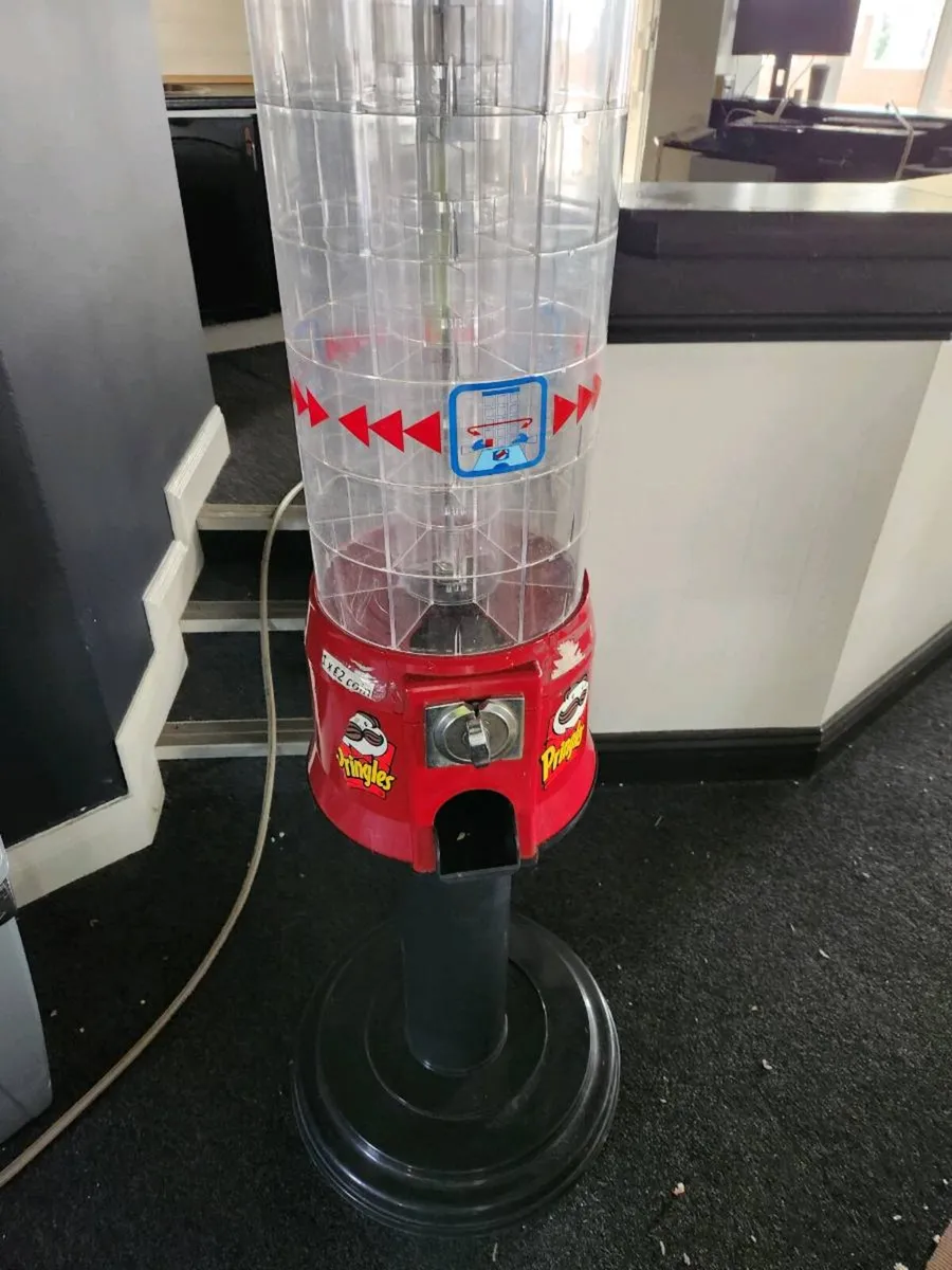 Pringles vending machine - Image 1