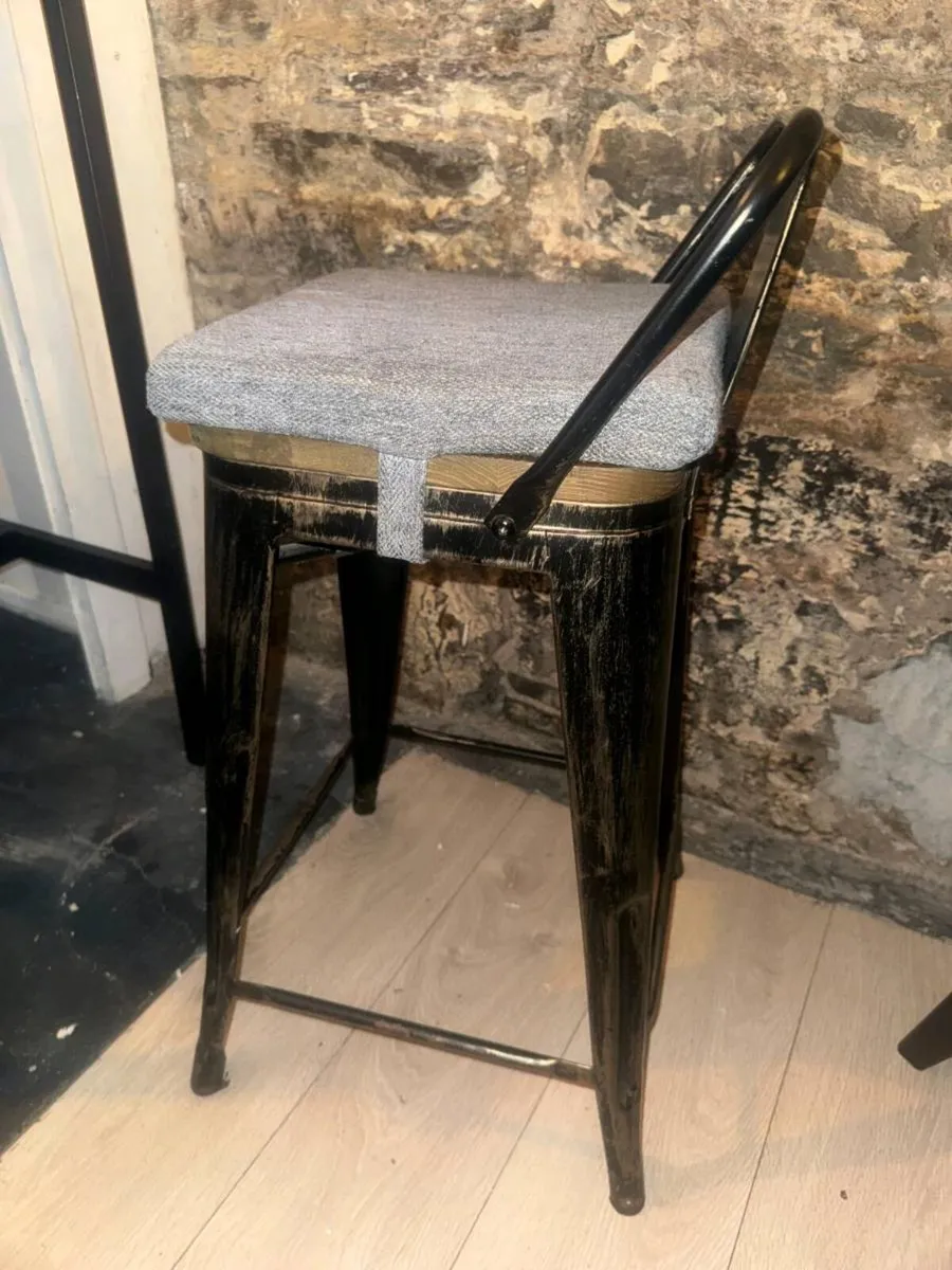 18 bar stools - Image 1