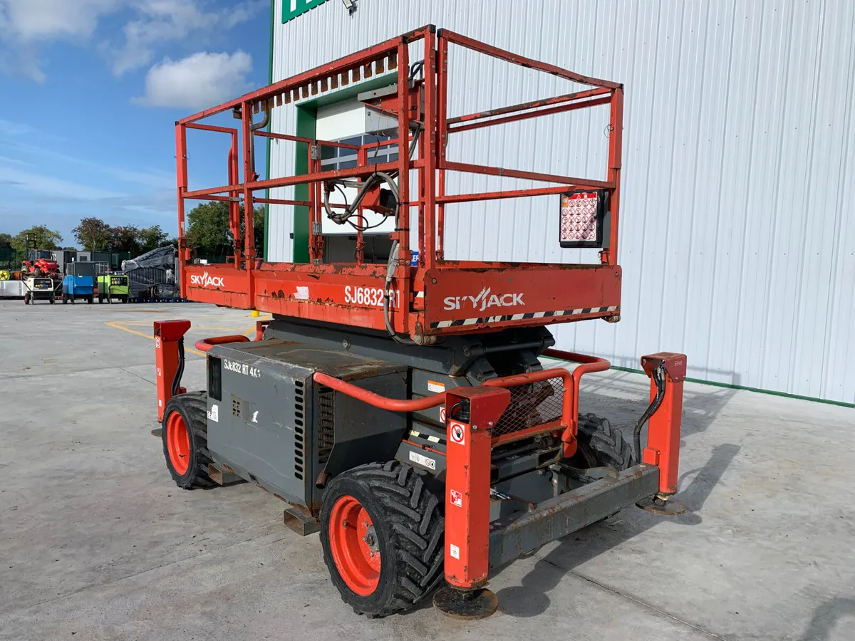 2019 SKYJACK SJ6832 4X4 RT DIESEL SCISSORS LIFT - Image 2