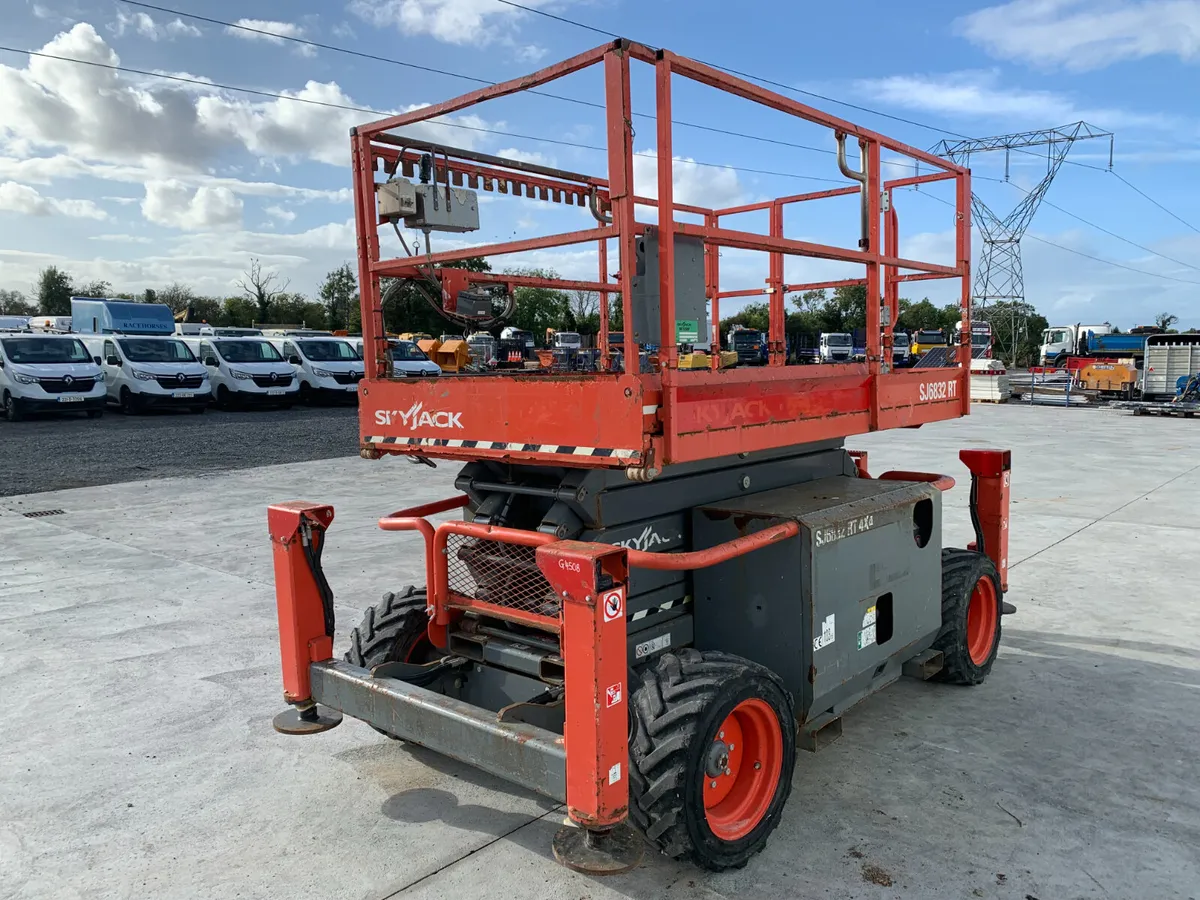 2019 SKYJACK SJ6832 4X4 RT DIESEL SCISSORS LIFT - Image 4