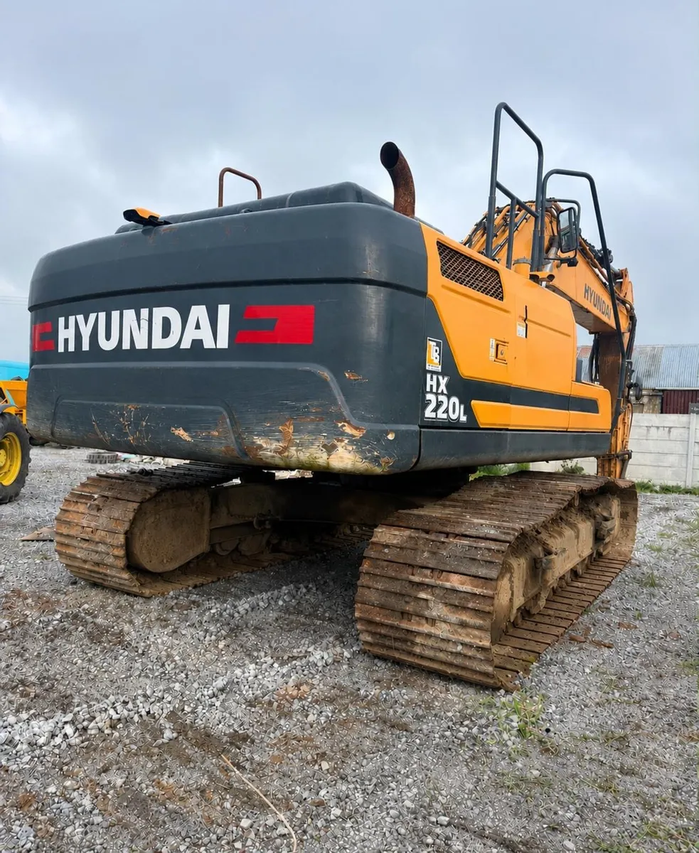 2018 Hyundai hx220 in need of repair - Image 1