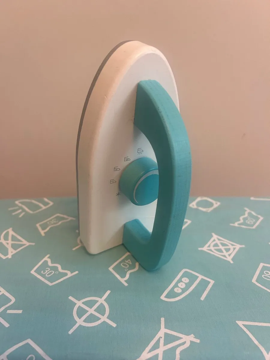 Toy ironing board - Image 1