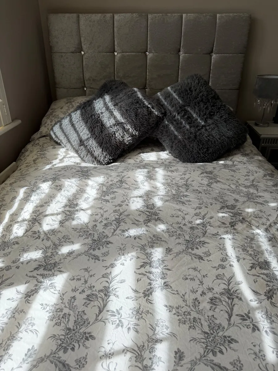 Double bed with headboard - Image 1