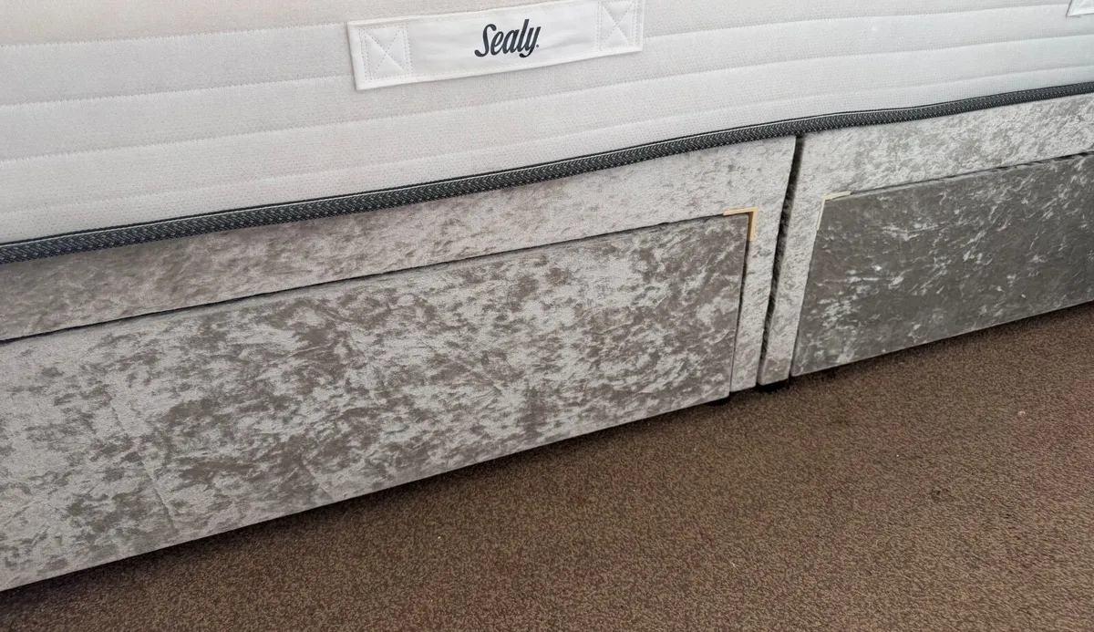 Double bed with headboard - Image 2