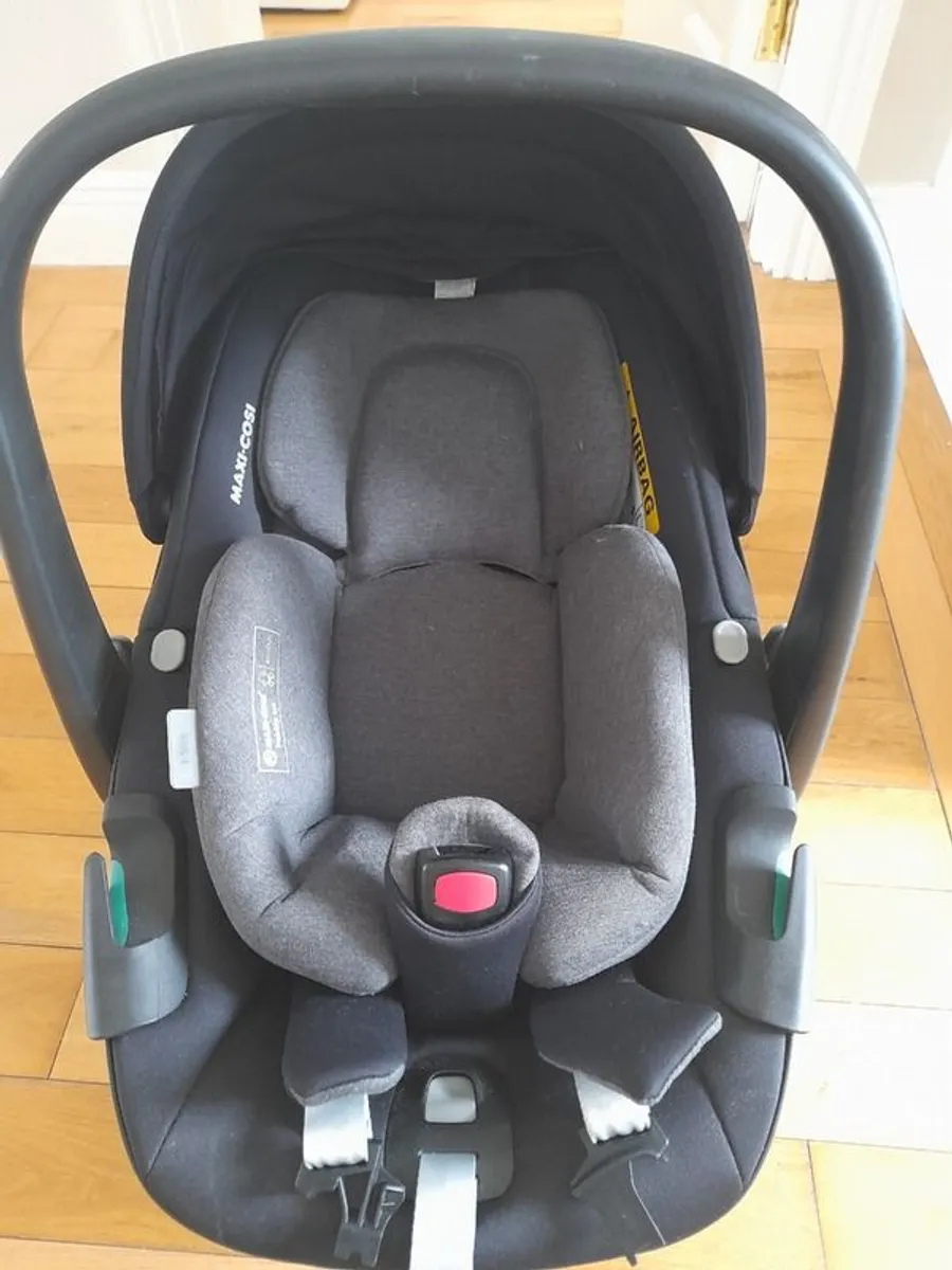 Uppababy Vista V2 bassinet, toddler seat and maxi cosi pebble car seat - Image 2