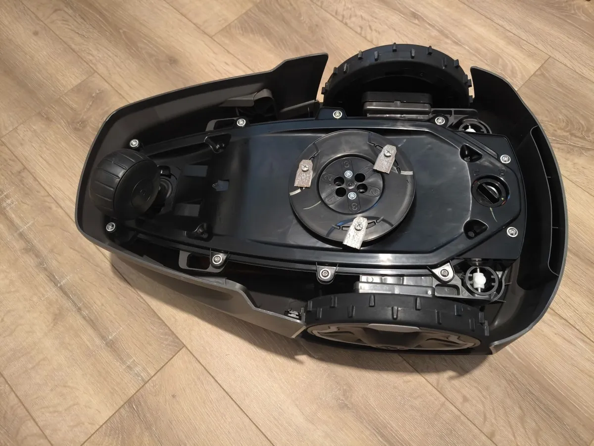 Husqvarna Aspira R4 Auto Mower - Image 2
