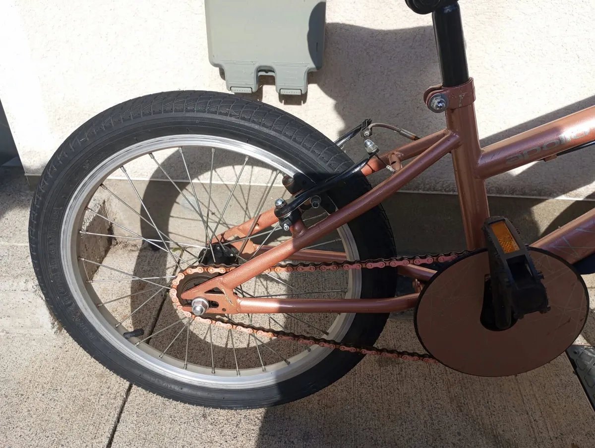 Apollo Glizt Kids bike size 20 inch wheels - Image 2