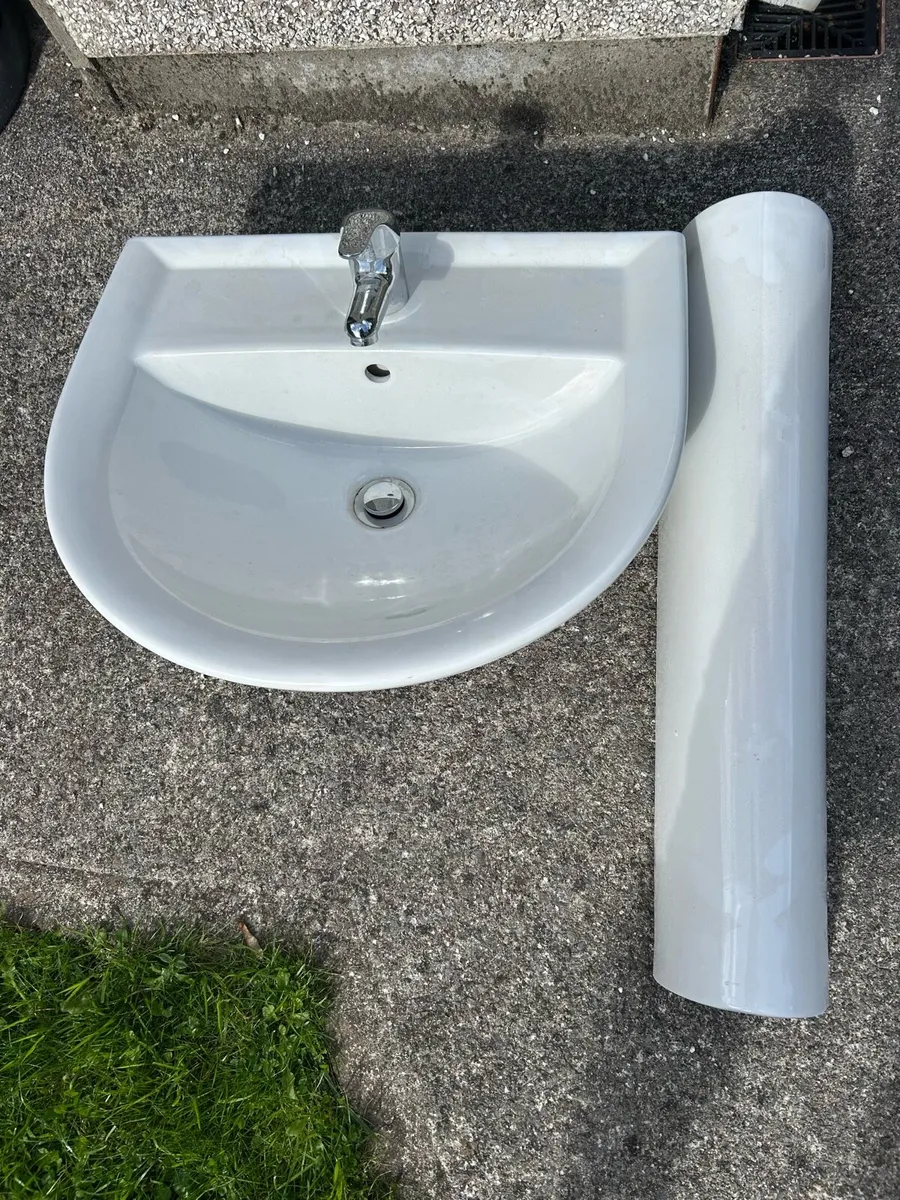 Toilet and sink - Image 1